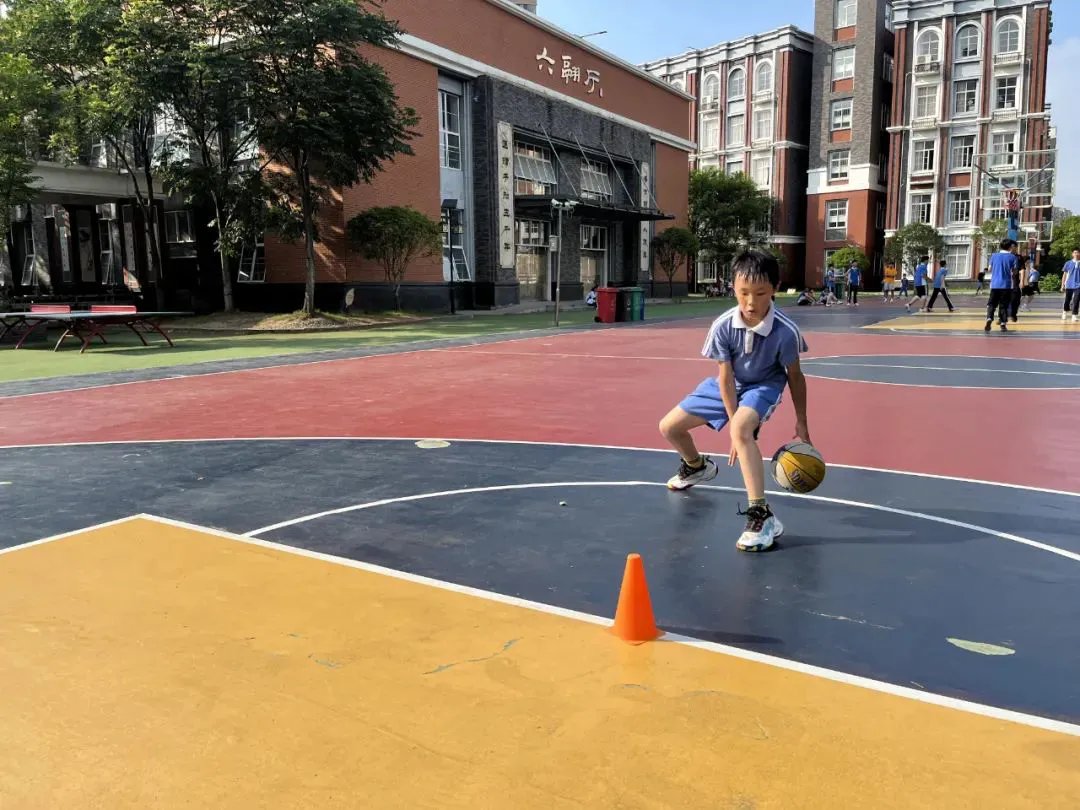 老年人如何安全地进行篮球训练以取得进步?_1